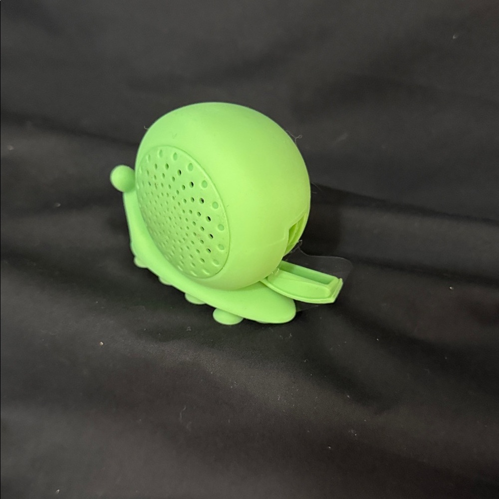 Elvis the Snail Green Shower Speaker - Picture 3 of 3